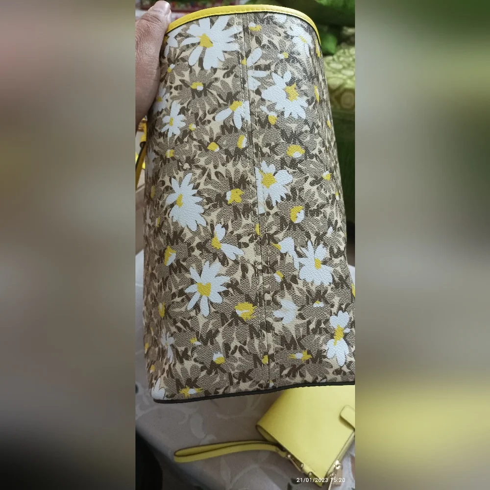 Combo: Authentic Michael Kors Jet Set Travel Signature Carryall Tote and Wallet - Picture 5 of 16